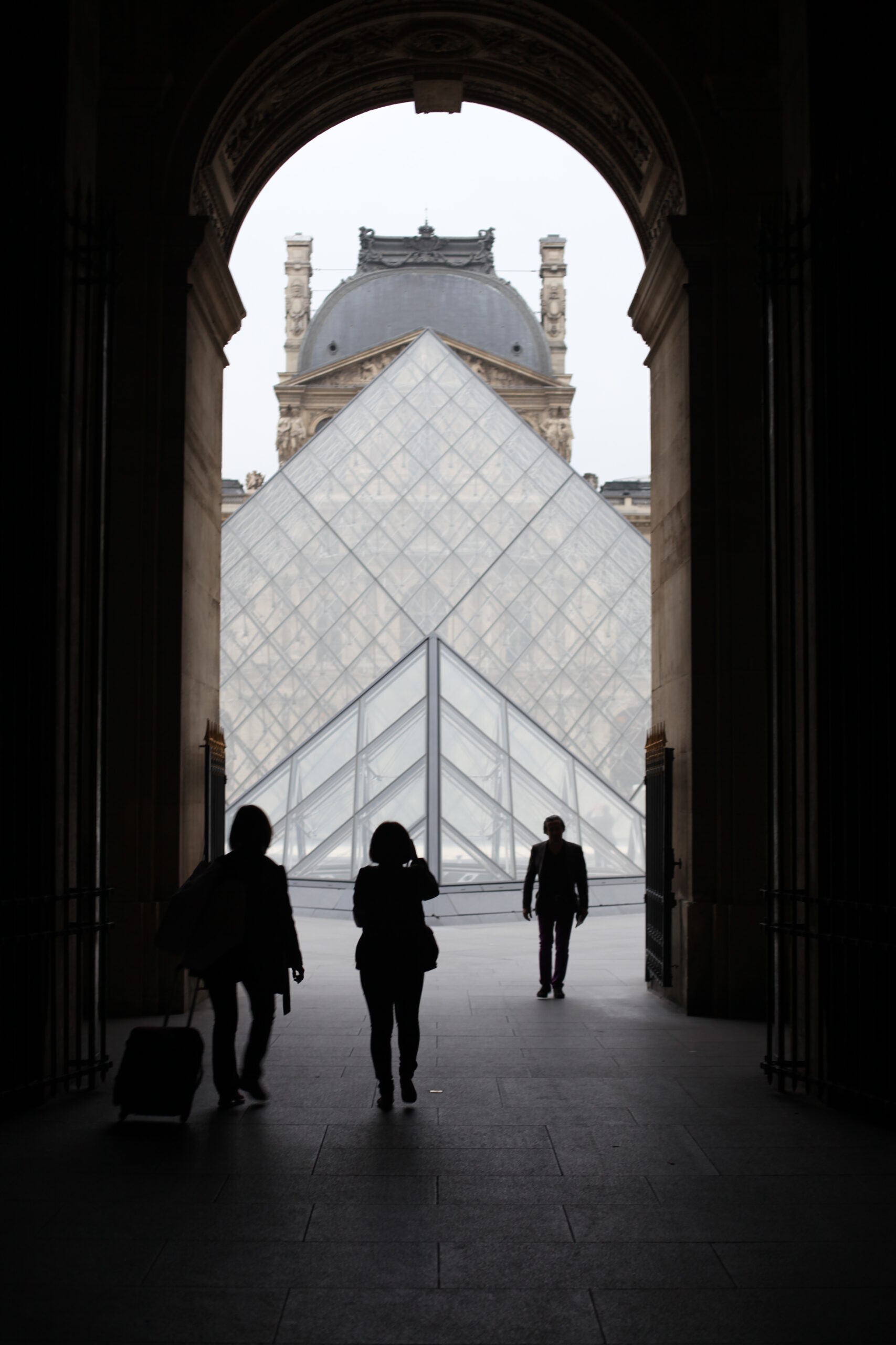 Louvre müzesi içerde mona lisa bekliyor