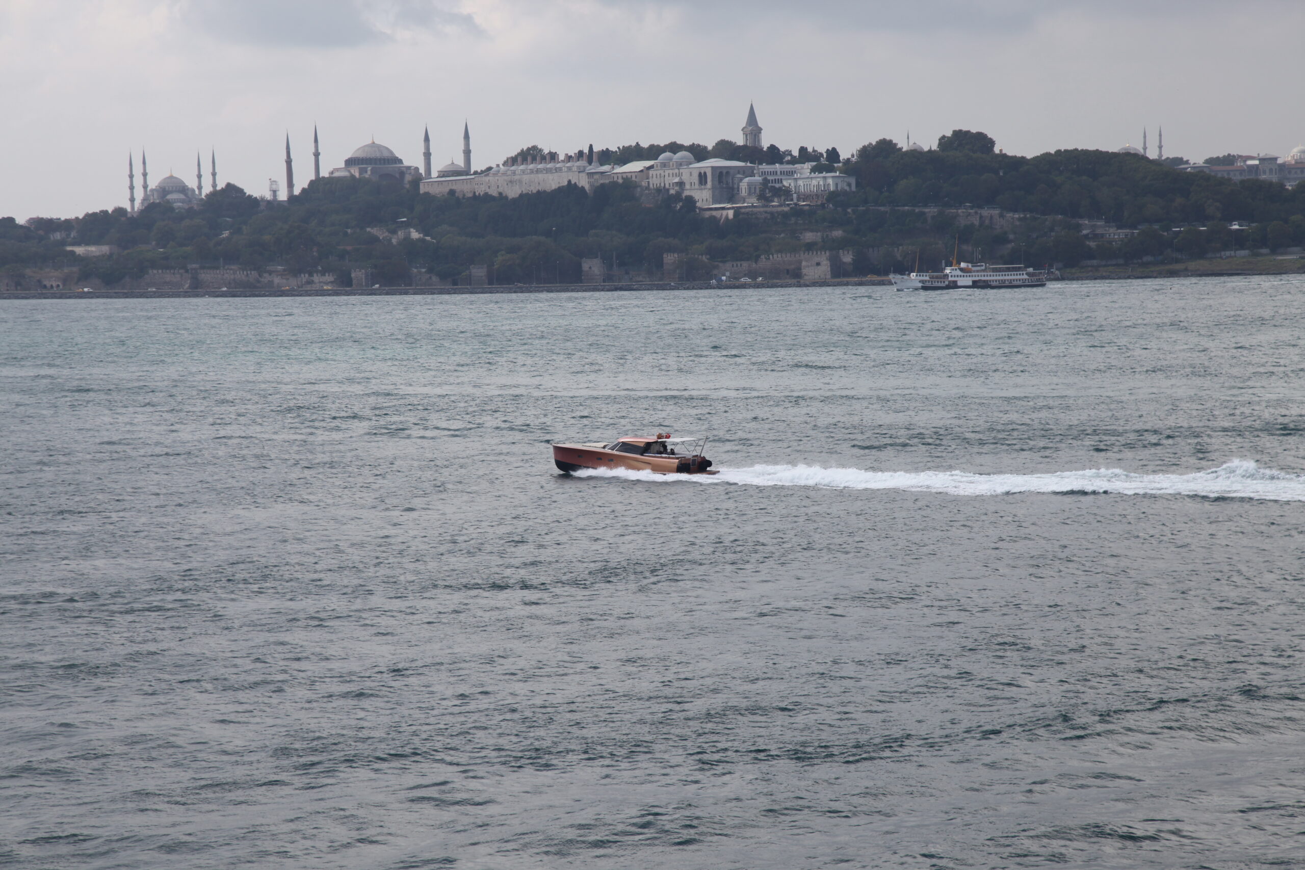 kız kulesi açıklarında bir tekne