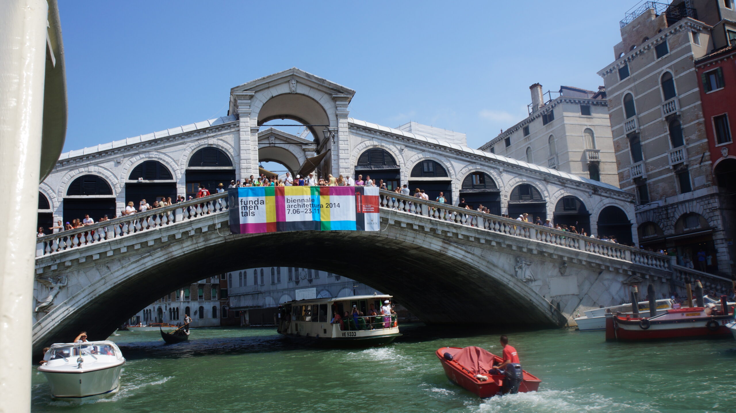 venedik te büyük kanal olarak adlandırılan geçişte rialto köprüsünün altından geçiyoruz