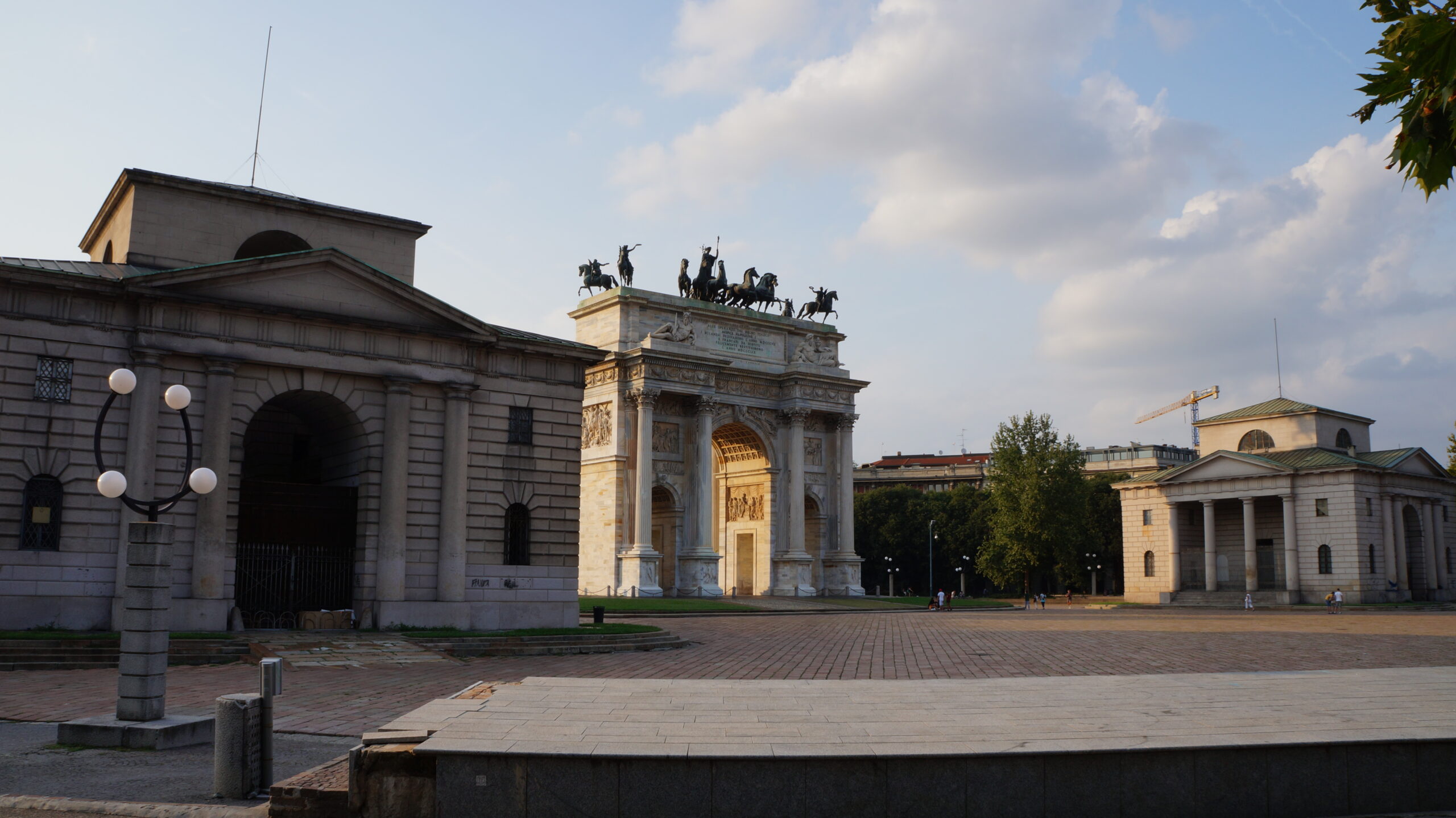 milano merkezi duomo katedarale yakın napolyon kapısı