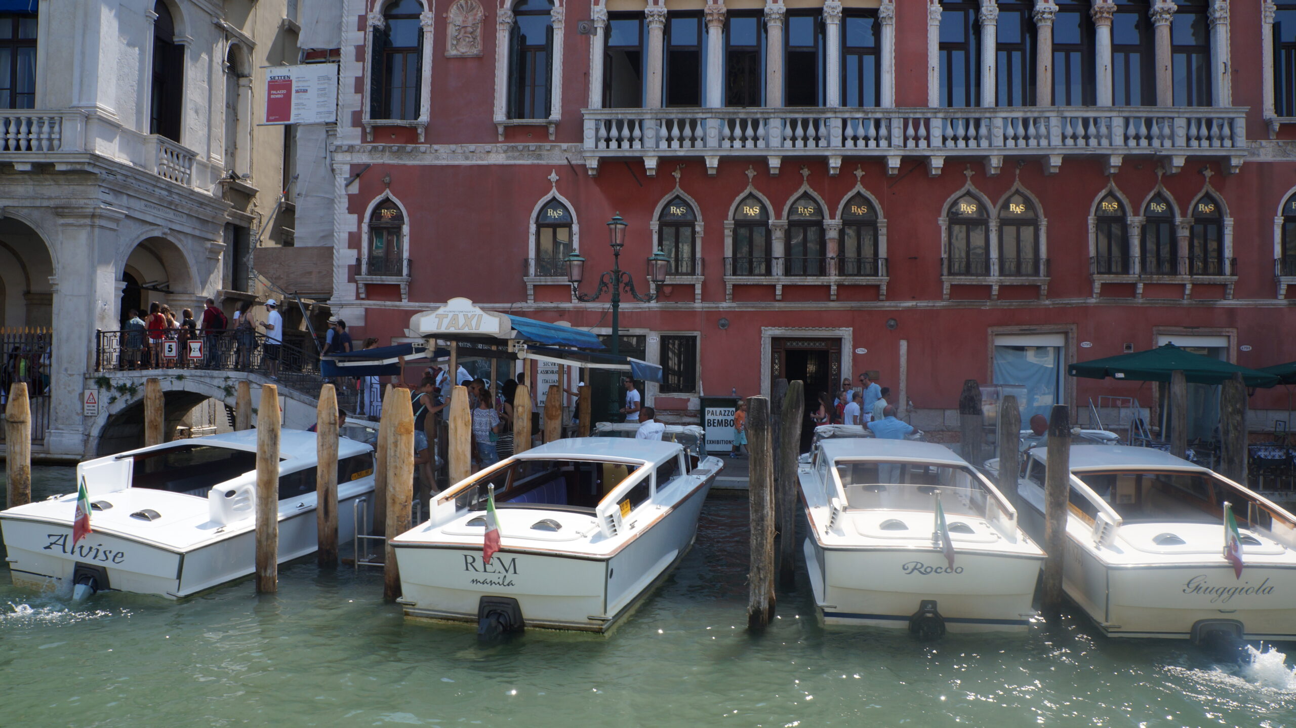 italya venedik taksileri veya evlerin önünde demirli tekneler